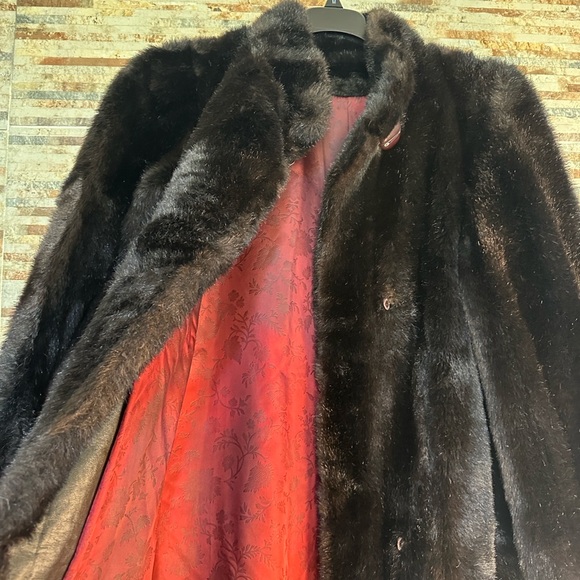 Elegant Black faux Fur Coat - Picture 4 of 6